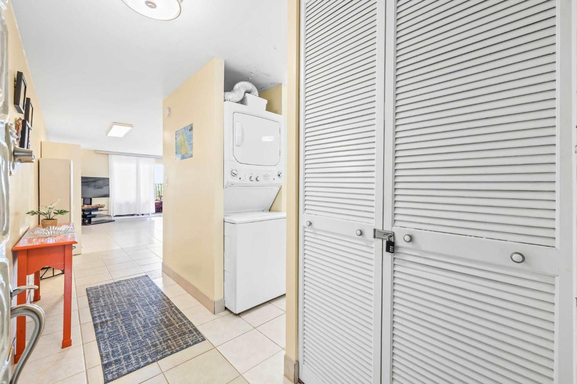 Amazing Beachfront Condo By Pool Holiday home
